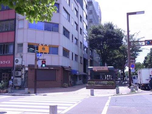 建物2F オレンジ色の看板が目印