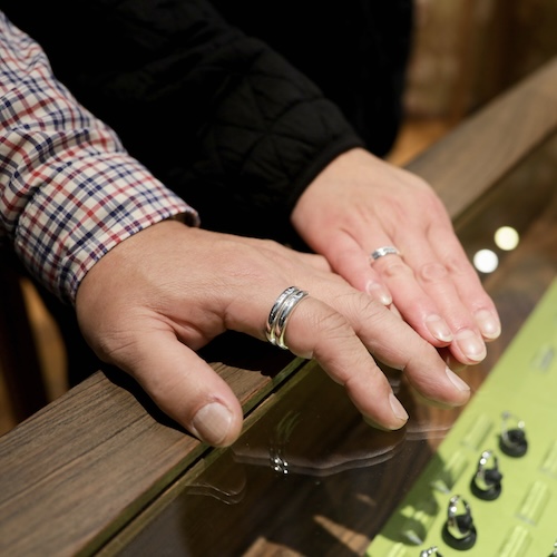 シルバー甲丸リング重ね付け260317