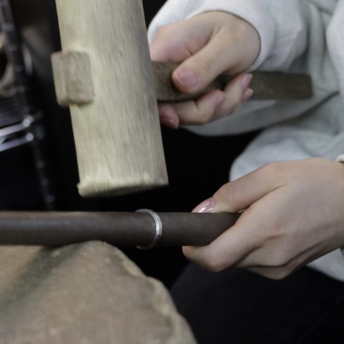 金属を叩いて結婚指輪を制作する鍛造作業