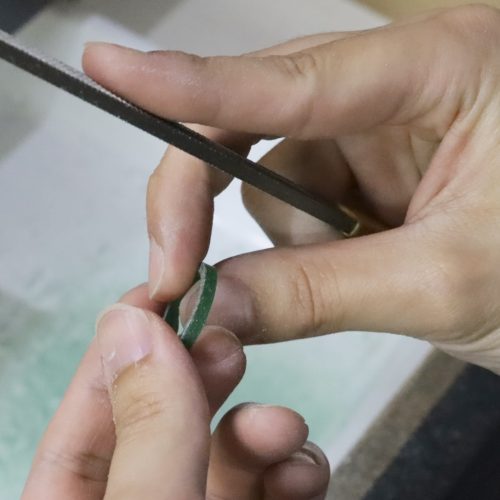 WAXを削ってリングの原型を制作する様子
